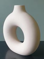 Ringvormige vaas H&M, Huis en Inrichting, Woonaccessoires | Vazen, Ophalen, Wit, Aardewerk of Porselein, Nieuw