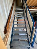 Stalen trap met geperforeerde gegalvaniseerde treden, Doe-het-zelf en Verbouw, Ladders en Trappen, Zo goed als nieuw, Ophalen