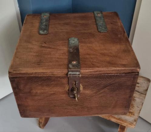 Antieke massief eikenhouten Nautische kist
34,5 bij 34,5 cm, Antiek en Kunst, Curiosa en Brocante, Ophalen of Verzenden