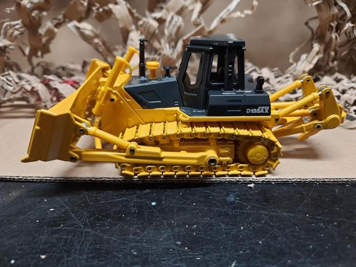 Komatsu D155AX.  Model komt uit een verzameling, heeft in vi, Hobby en Vrije tijd, Modelauto's | 1:50, Nieuw, Bus of Vrachtwagen