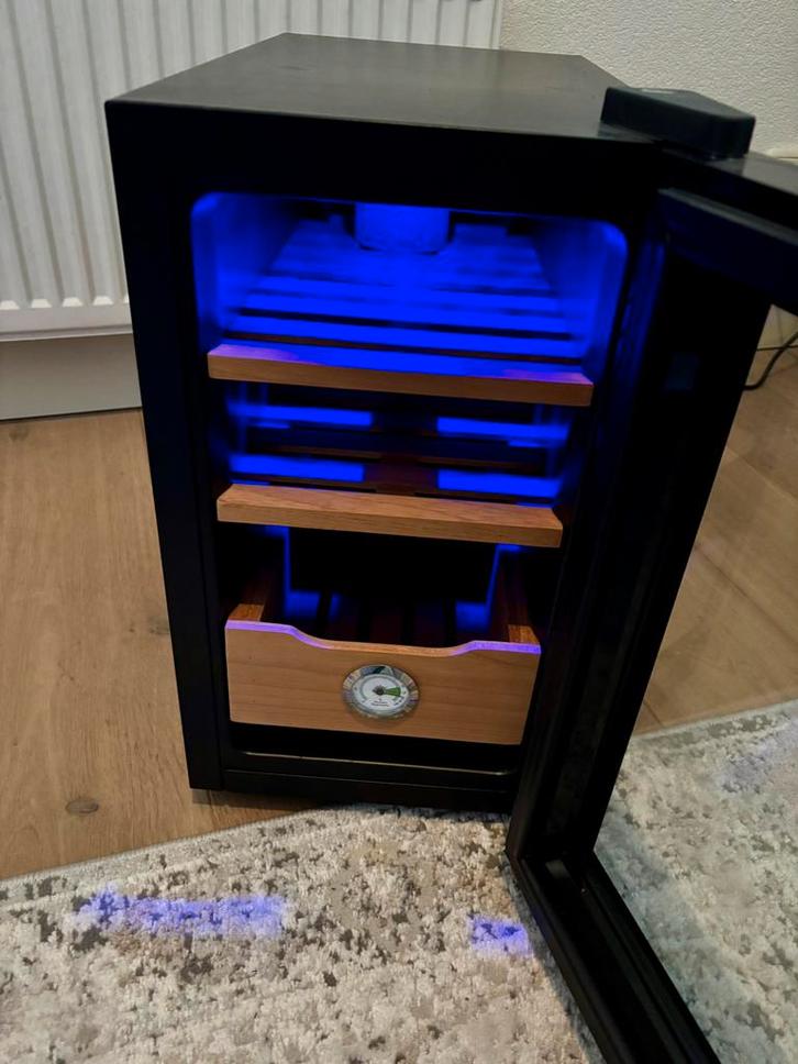 Luxe Humidor 150 sigaren (elektrisch gekoeld), Huis en Inrichting, Kasten | Ladekasten, Zo goed als nieuw, Minder dan 100 cm, 25 tot 50 cm