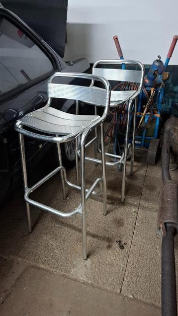 bar kruk van aluminium beschikbaar voor biedingen