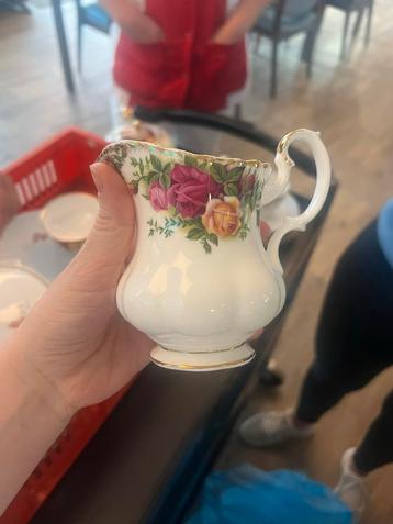 Royal Albert kopjes, schotels, melkkan en suikerpot beschikbaar voor biedingen