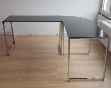 Hoekbureau beschikbaar voor biedingen