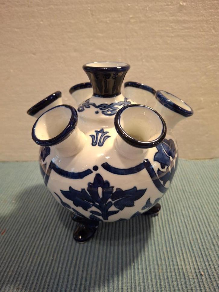 Mooie blauwe / witte aardewerk tulpenvaas, Antiek en Kunst, Antiek | Servies los, Ophalen of Verzenden