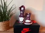Air Jordan 1 Retro High OG Bordeaux - Maat 44, Kleding | Heren, Schoenen, Ophalen of Verzenden, Nieuw, Overige kleuren, Sneakers of Gympen