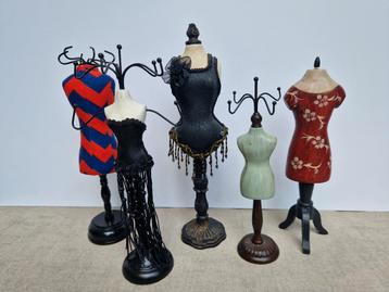 Kleine verzameling sieraden hangers beschikbaar voor biedingen