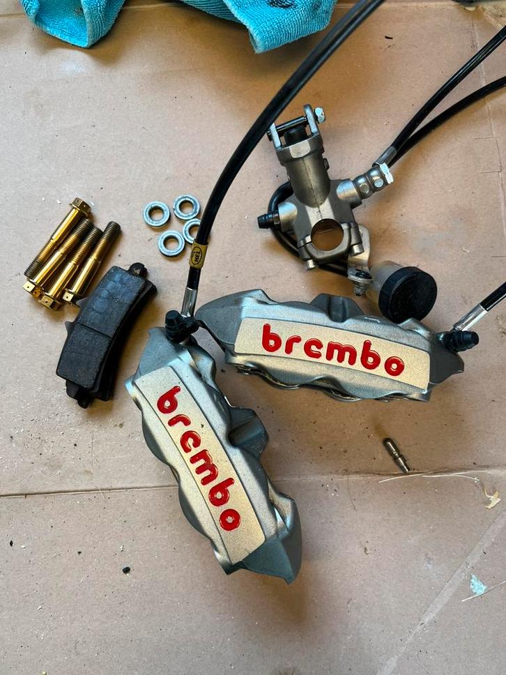 Brembo M4 monoblock remmen stalen remleidingen en rempomp, Motoren, Tuning en Styling, Ophalen of Verzenden