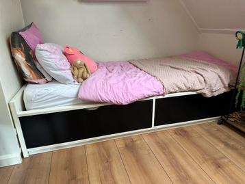 1 persoonsbed met lade beschikbaar voor biedingen