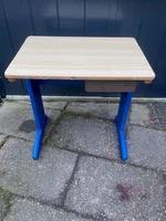 Vintage kinder bureau beschikbaar voor biedingen
