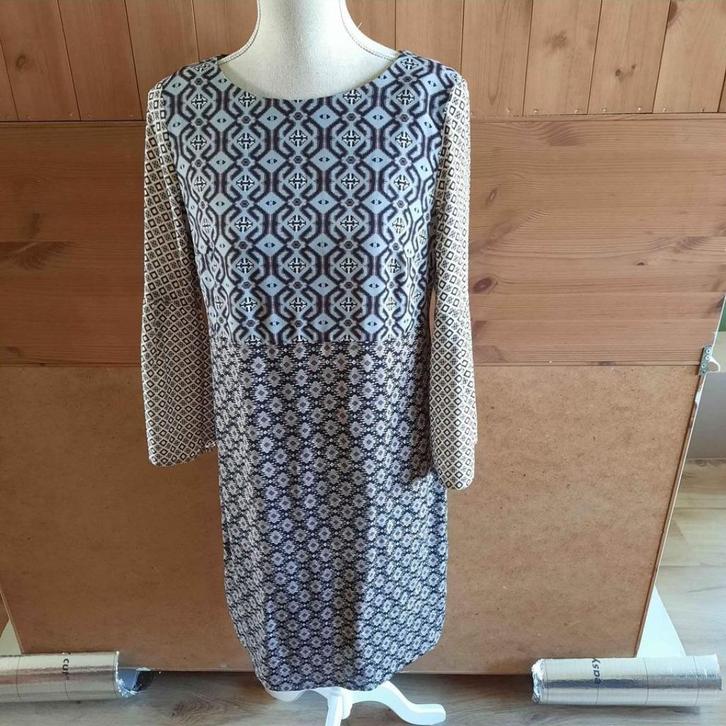 Bruin, grijs jurkje met print maat 38, Kleding | Dames, Jurken, Zo goed als nieuw, Maat 38/40 (M), Bruin, Onder de knie, Ophalen of Verzenden