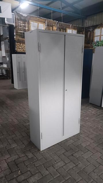 Ahrend metalen/stalen draaideurkast/ werkplaatskast beschikbaar voor biedingen