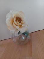 Glazen bolvaas je met zijde roos, Huis en Inrichting, Woonaccessoires | Kunstplanten en Kunstbloemen, Ophalen of Verzenden, Zo goed als nieuw