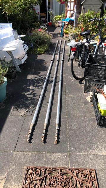 3 aluminium steekstokken, twee delig, totaal ongeveer 5,25 m beschikbaar voor biedingen