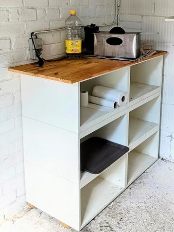 Zware Witte Kubus Kast met Houten Blad beschikbaar voor biedingen