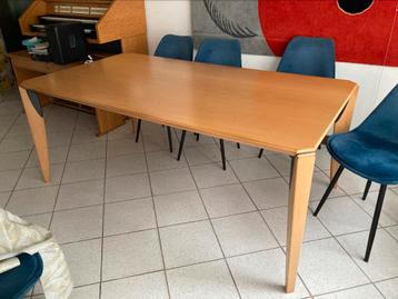 Mooie beukenhouten tafel zsm weg beschikbaar voor biedingen