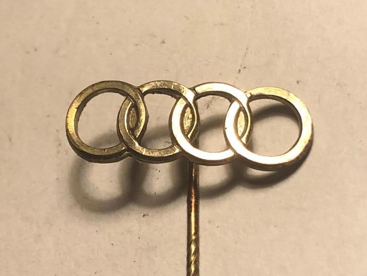 Metalen AUDI MERKEMBLEEM AUTOMOBIEL Speld (Metaalkleur)., Verzamelen, Speldjes, Pins en Buttons, Zo goed als nieuw, Speldje of Pin