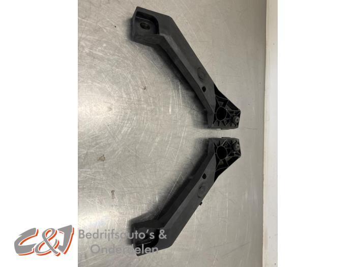 Frontdeel steun van een Opel Vivaro, Auto-onderdelen, Carrosserie en Plaatwerk, Opel, Gebruikt, 3 maanden garantie, Ophalen of Verzenden