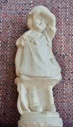beeld. wit kalkbeeld: meisje met boek. gesigneerd: HN, 29 cm, Gebruikt, Ophalen of Verzenden, Mens