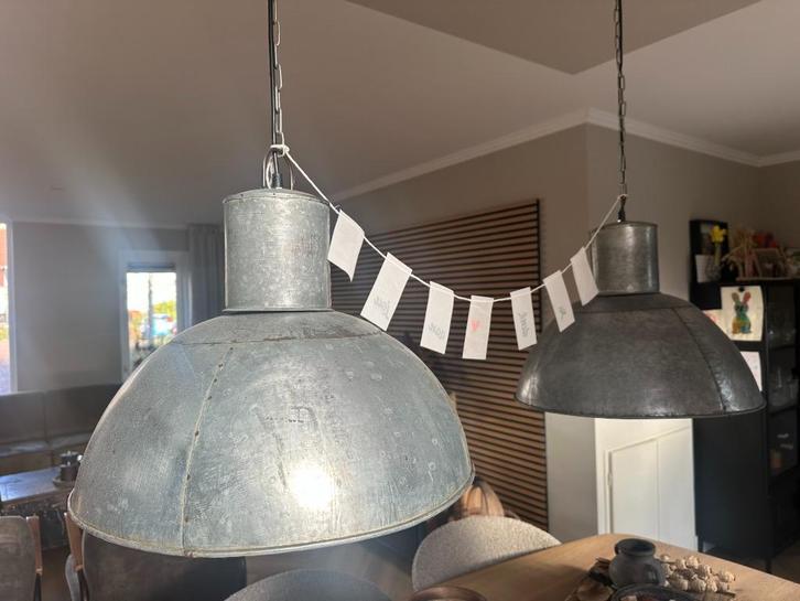 Twee metalen hanglampen, zink kleur., Huis en Inrichting, Lampen | Hanglampen, Zo goed als nieuw, 50 tot 75 cm, Ophalen of Verzenden