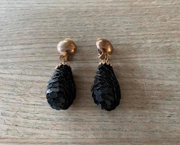 Prachtige vintage zwarte lovertjes clip on oorbellen beschikbaar voor biedingen