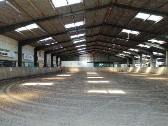 Pensionstalling met binnenbak , stapmolen, Dieren en Toebehoren, Stalling en Weidegang, 2 of 3 paarden of pony's