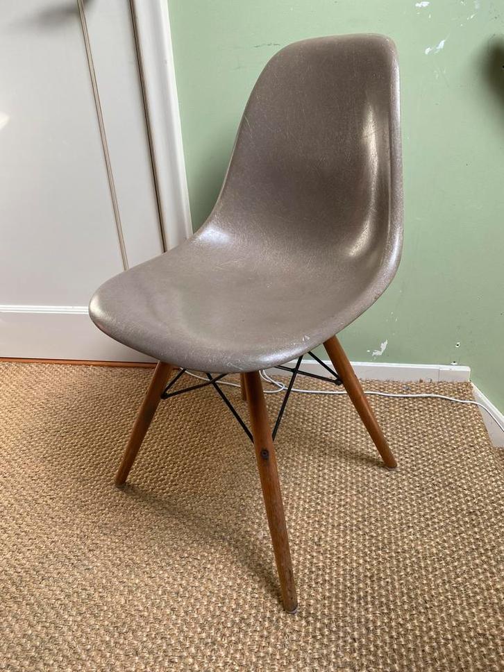 Eames Herman Miller fibreglass GR Greige wide mount kuipje, Huis en Inrichting, Stoelen, Gebruikt, Eén, Grijs, Verzenden