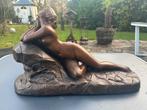 Gipsen sculptuur naakte vrouw op een sofa, gesigneerd FABBRI, Ophalen of Verzenden