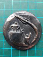 legpenning drie figuren die elkaar helpen met klimmen???, Ophalen of Verzenden, Brons, Nederland