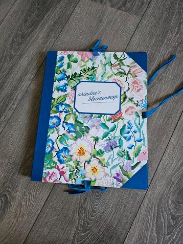 Ariandne's bloemen opbergmap  beschikbaar voor biedingen