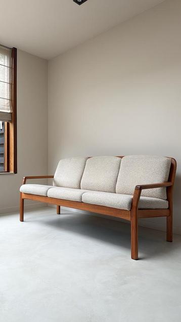 Vintage teak houten Dyrlung bank met beige kussens beschikbaar voor biedingen