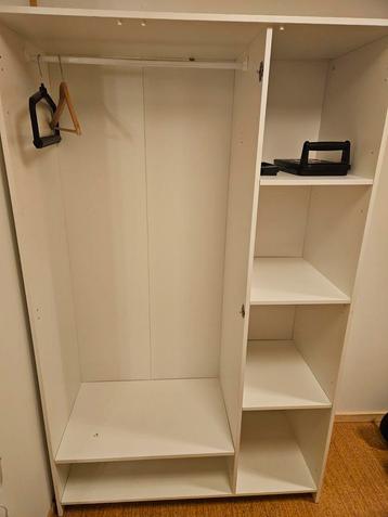 Witte kledingkast met planken en hanggedeelte beschikbaar voor biedingen
