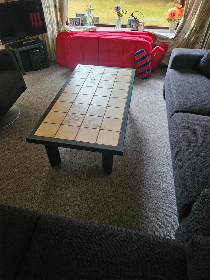 Salontafel met betegeld blad –stevig en retro –direct meenem, Huis en Inrichting, Tafels | Salontafels, Ophalen