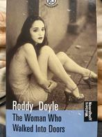 The Woman Who Walked Into Doors - Roddy Doyle, Ophalen of Verzenden, Gelezen, Europa overig