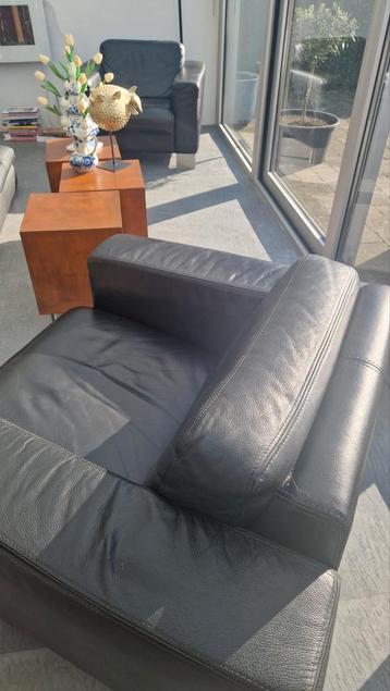 Twee grote leren 2 fauteuils met vaste kussens  zwart beschikbaar voor biedingen