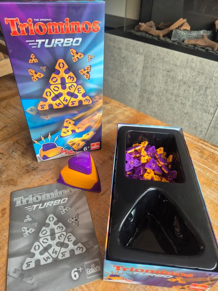 Triominos Turbo - Leuk en snel!, Hobby en Vrije tijd, Gezelschapsspellen | Bordspellen, Zo goed als nieuw, Ophalen of Verzenden