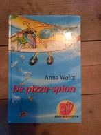 De Pizza-spion - Anna Woltz, Ophalen of Verzenden, Zo goed als nieuw, Anna Woltz, Fictie algemeen