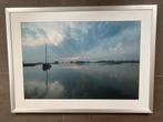 Platbodem in avondzon bij Drachten - Foto in aluminium lijst, Ophalen, Zo goed als nieuw, Foto of Poster, 50 tot 75 cm