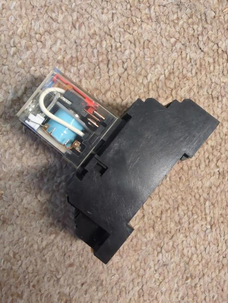Omron MY2IN1 Relais met Sokkel, Hobby en Vrije tijd, Elektronica-componenten, Ophalen