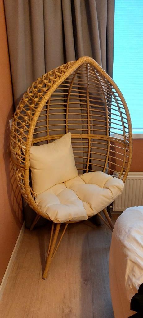 Rotan look stoel met kussens | Egg chair, Huis en Inrichting, Stoelen, Zo goed als nieuw, Eén, Riet of Rotan, Overige kleuren