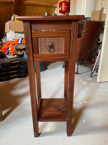Houten plantentafeltje met lade beschikbaar voor biedingen