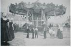Foto Westkapelle kermis met draaimolen en klederdracht, Ophalen of Verzenden, 1920 tot 1940, Ongelopen, Zeeland