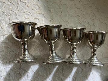  Bijzonder setje voor eitjes  beschikbaar voor biedingen