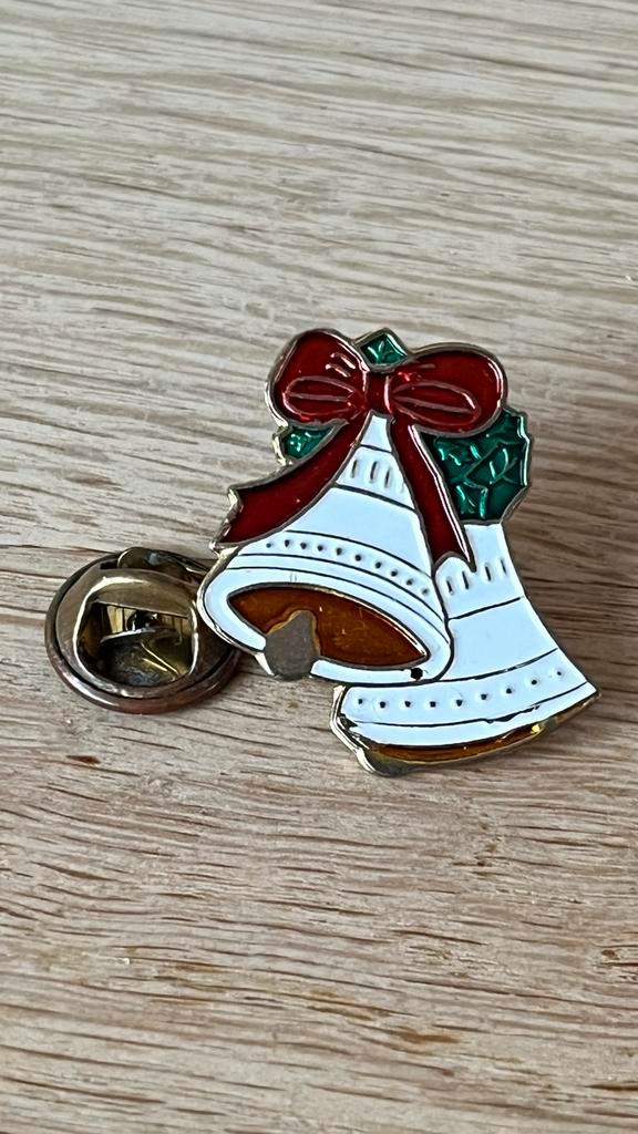 Kerstbellen Pin - Feestelijk pin, Verzamelen, Speldjes, Pins en Buttons, Zo goed als nieuw, Speldje of Pin, Overige onderwerpen