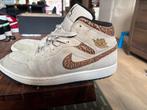 Nike air Jordan mid 1, Ophalen of Verzenden, Zo goed als nieuw, Schoenen