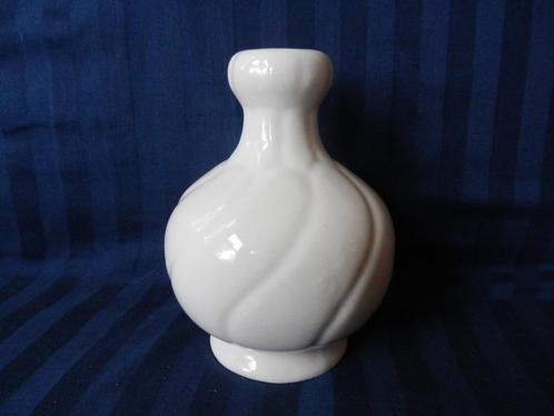 Witte getordeerde uivormige vaas Porceleyne Fles Delft 19,1, Antiek en Kunst, Antiek | Keramiek en Aardewerk, Ophalen of Verzenden