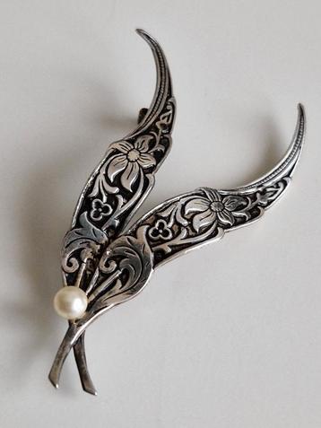 Verzilverde broche met.parel.  beschikbaar voor biedingen