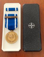 NATO Service Medal met baton, originele verpakking, Ophalen of Verzenden, Landmacht, Overige gebieden, Lintje, Medaille of Wings