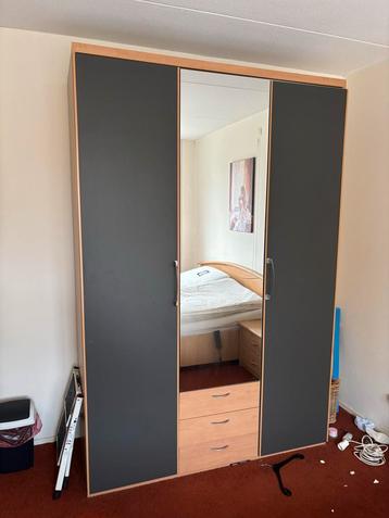 Mooie kledingkast - Zelf demonteren! beschikbaar voor biedingen