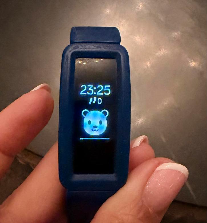 Fitbit Ace 2 (2x)- Kinderfitnesstracker, Sieraden, Tassen en Uiterlijk, Activity trackers, Zo goed als nieuw, Android, Blauw, Ophalen of Verzenden